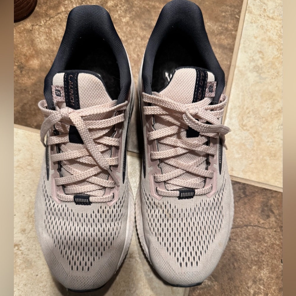 Brooks Running Shoes Women Size 8 Light Pink & Dark Gray